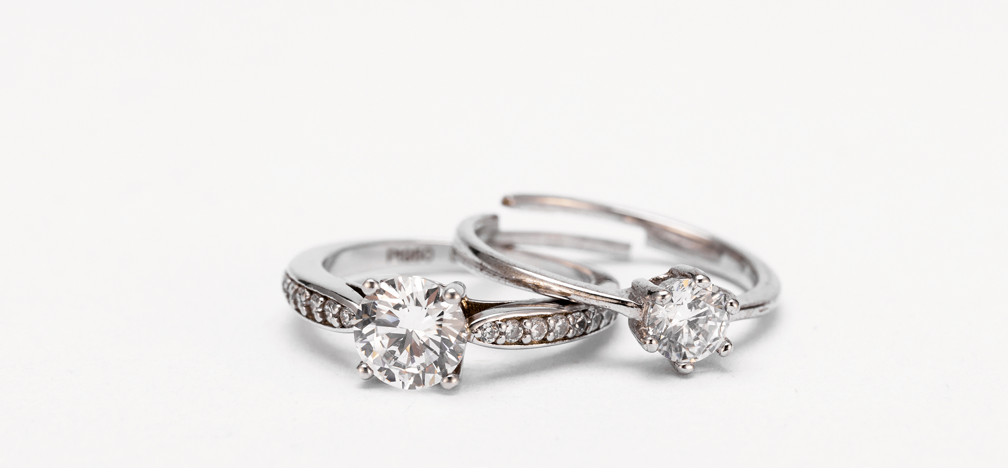 Porównanie platyny i białego złota